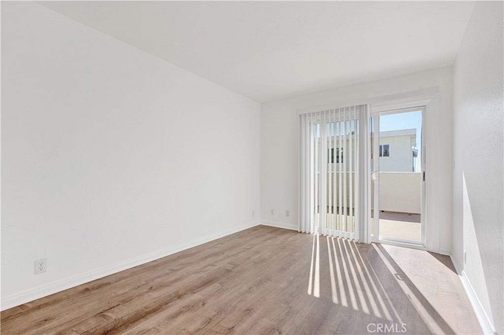 907 E Balboa Boulevard