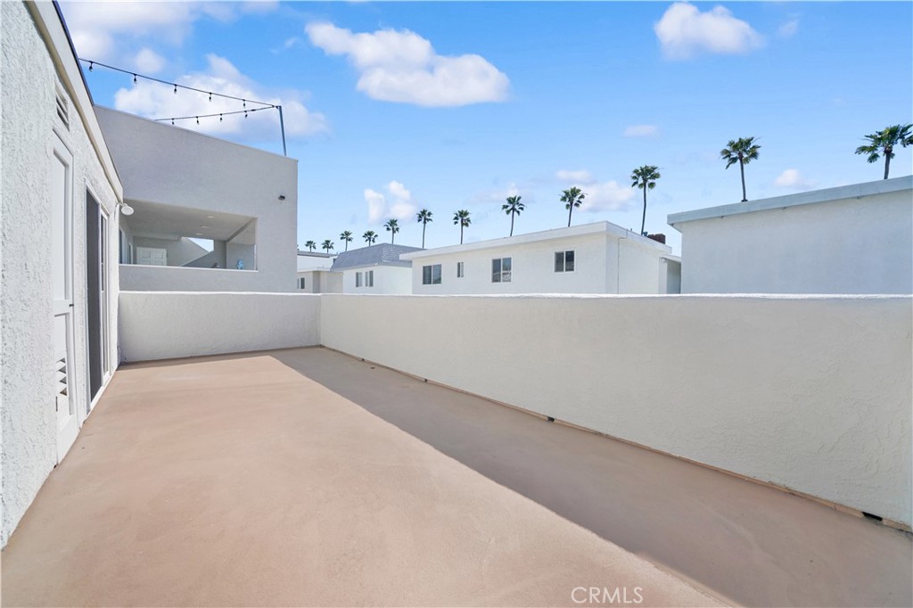 907 E Balboa Boulevard