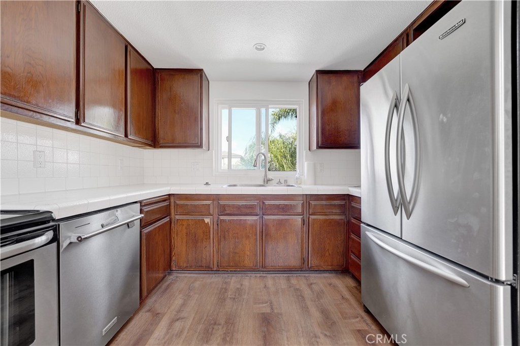 907 E Balboa Boulevard