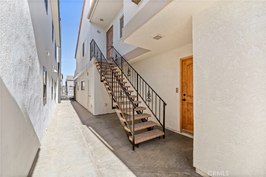 907 E Balboa Boulevard