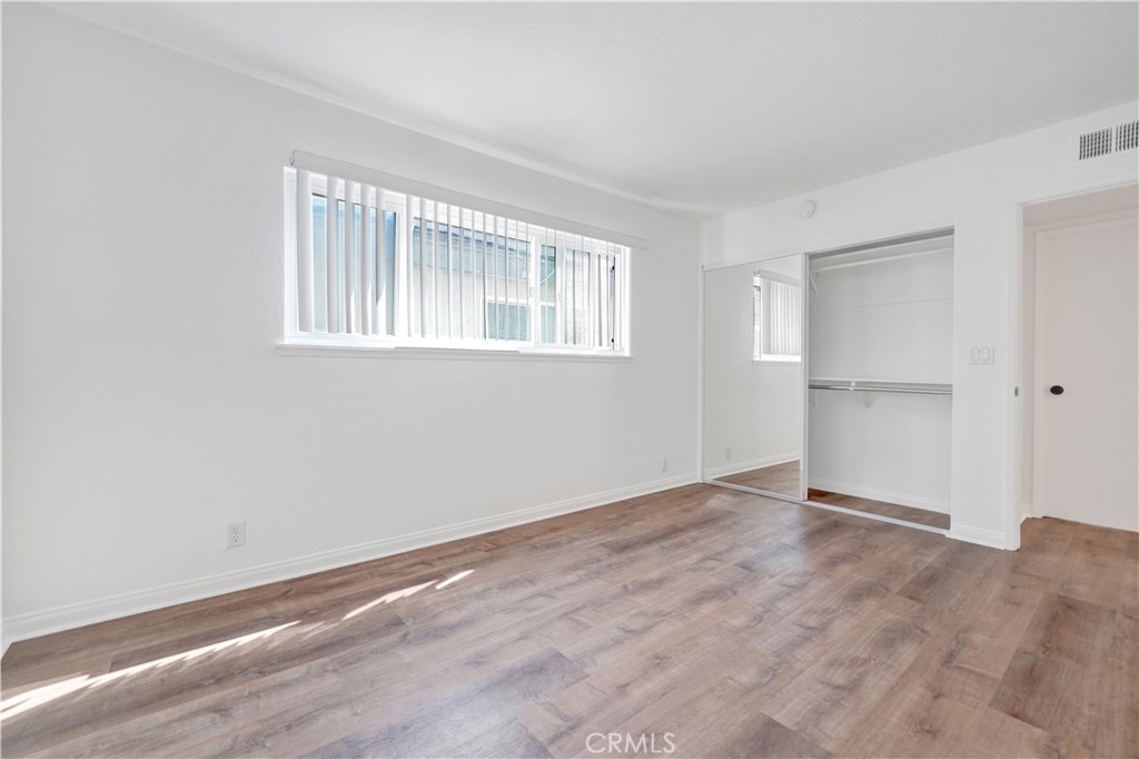 907 E Balboa Boulevard