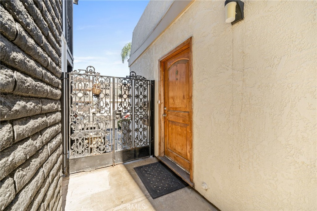 907 E Balboa Boulevard