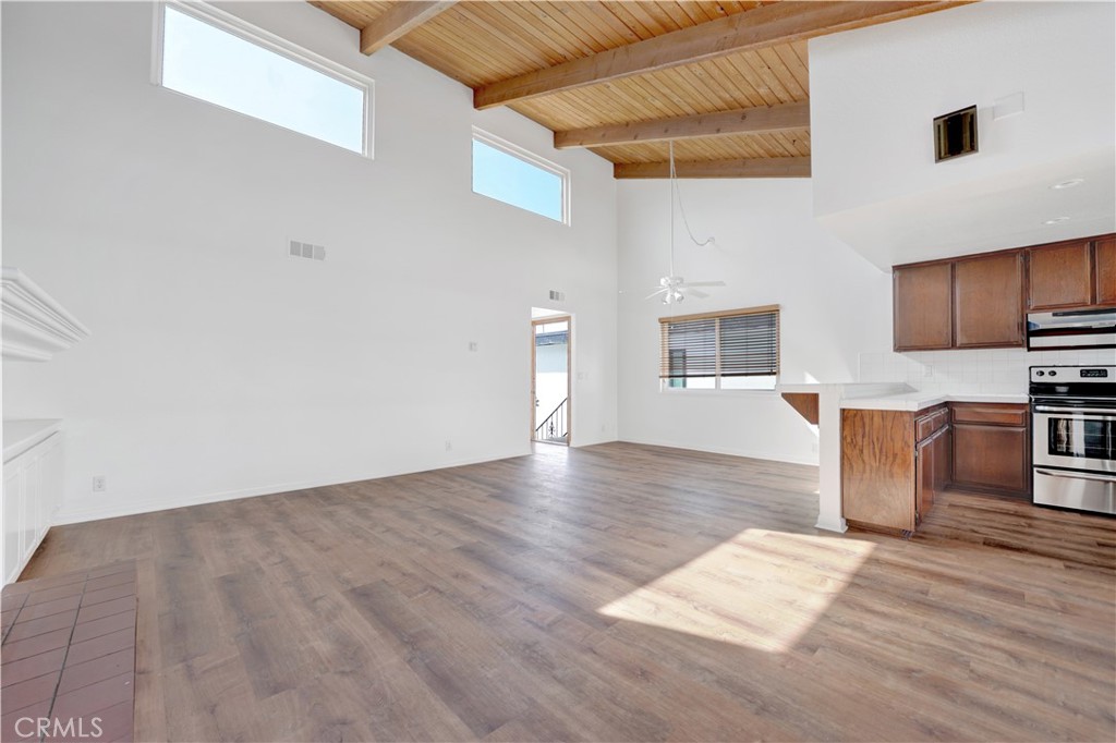 907 E Balboa Boulevard