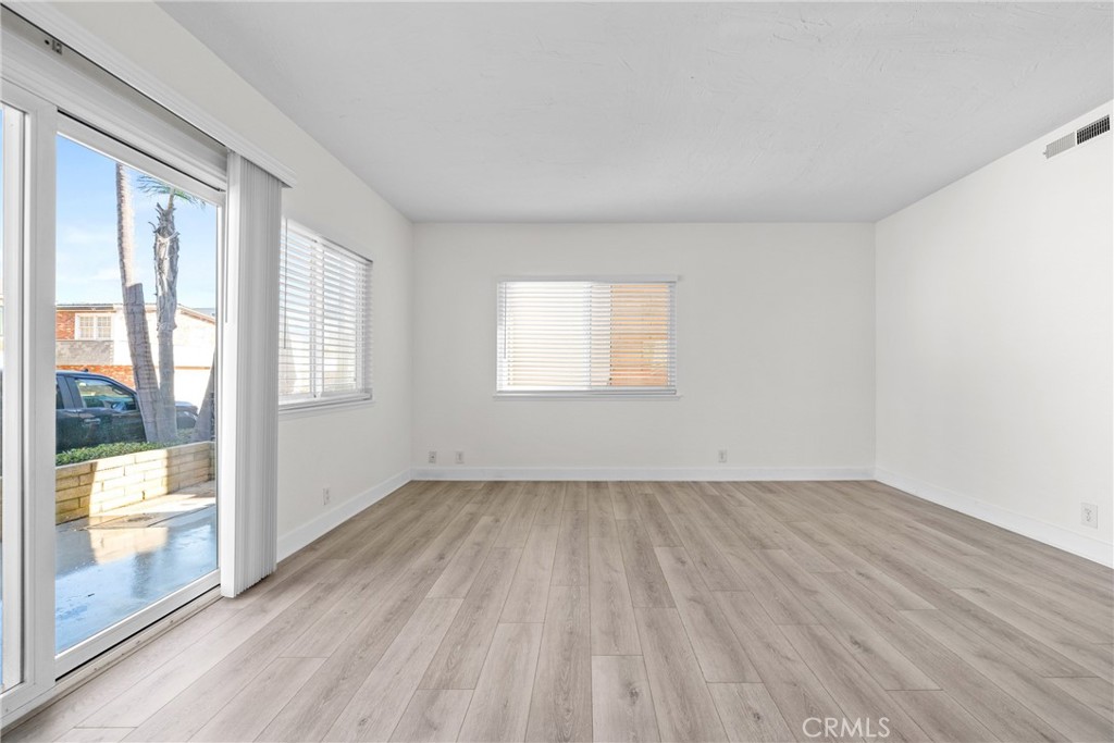 907 E Balboa Boulevard