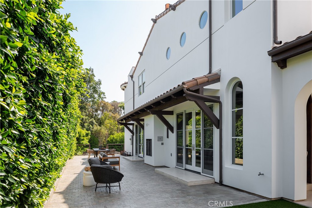 375 Santa Isabel Avenue