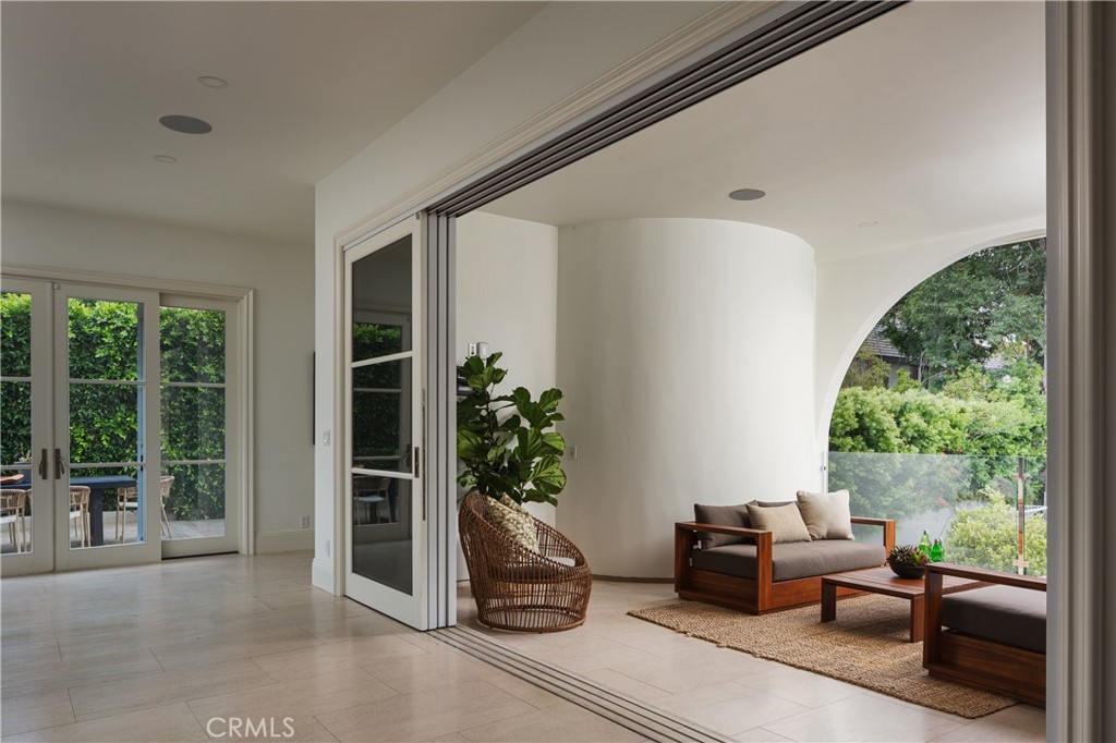 375 Santa Isabel Avenue