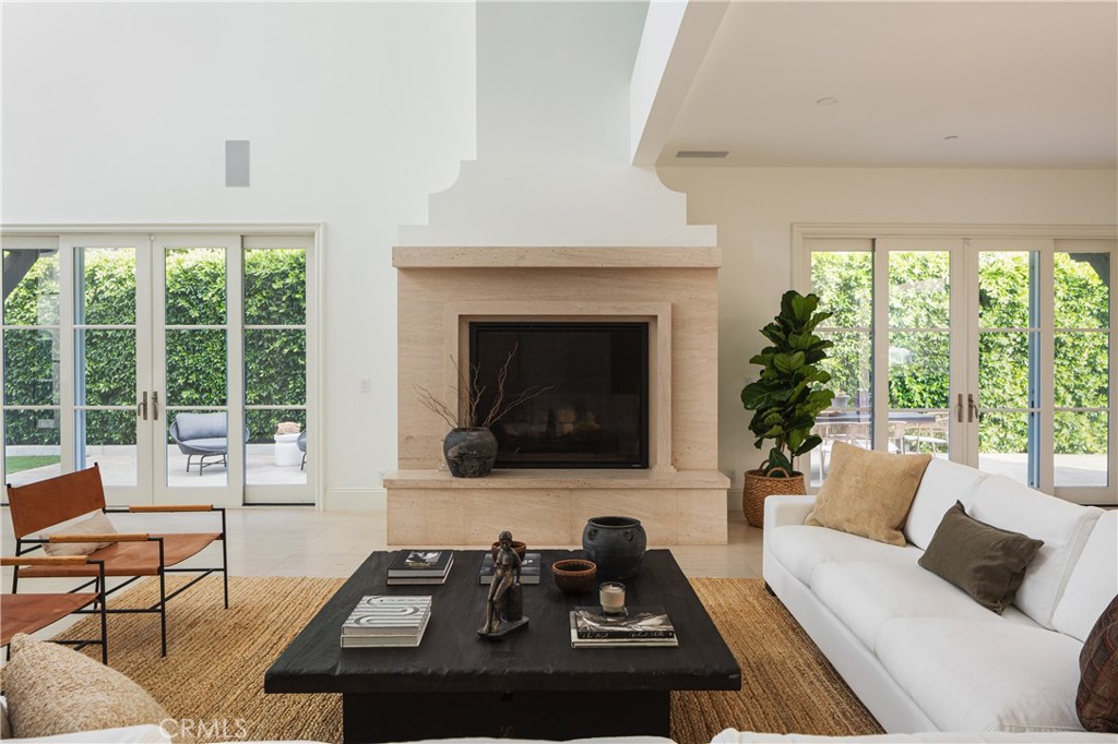 375 Santa Isabel Avenue