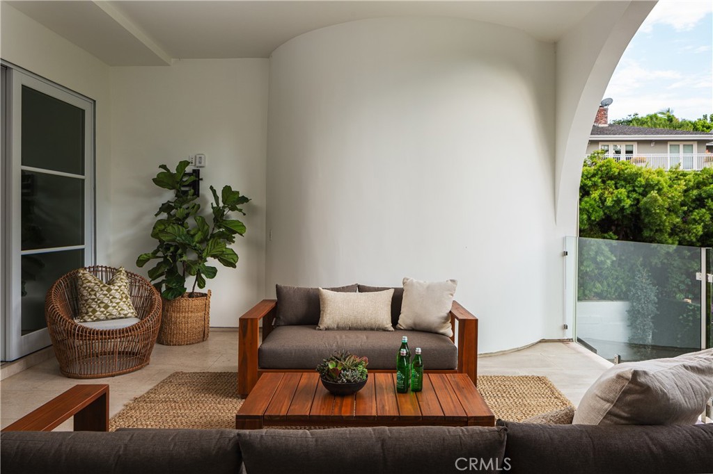 375 Santa Isabel Avenue