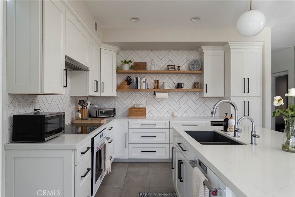 21431 Silvertree