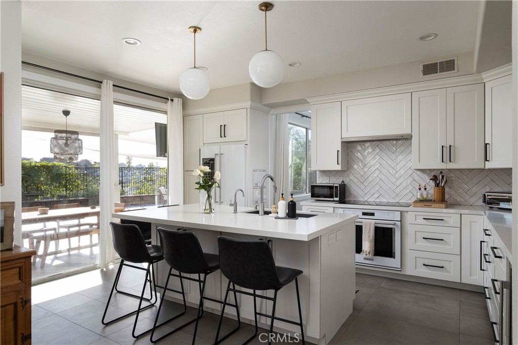 21431 Silvertree