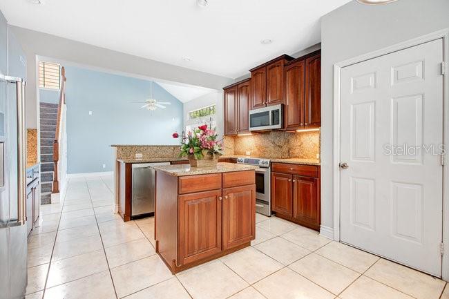 1222 GOLDEN CANNA LN