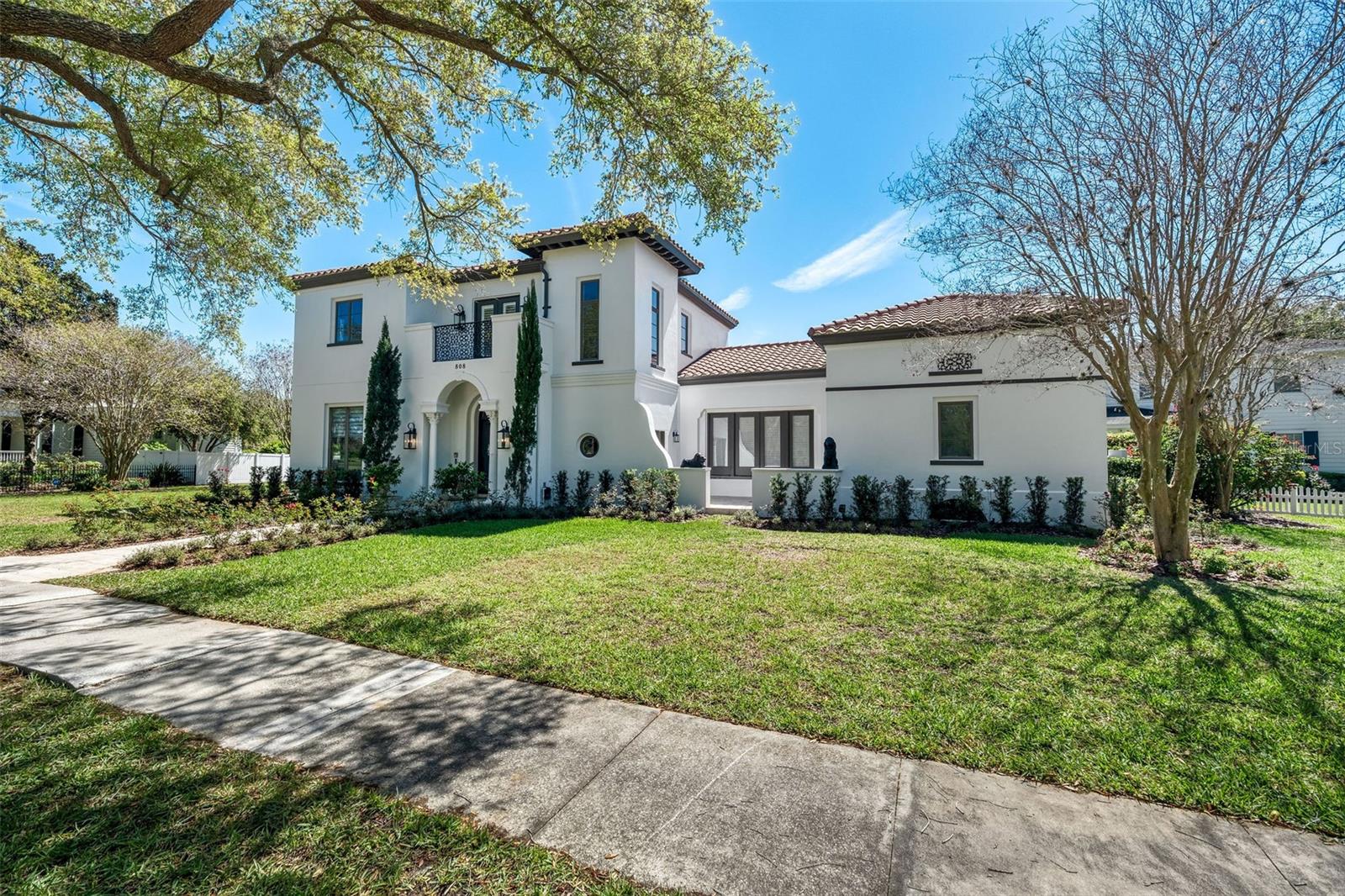 808 GOLFPARK DR