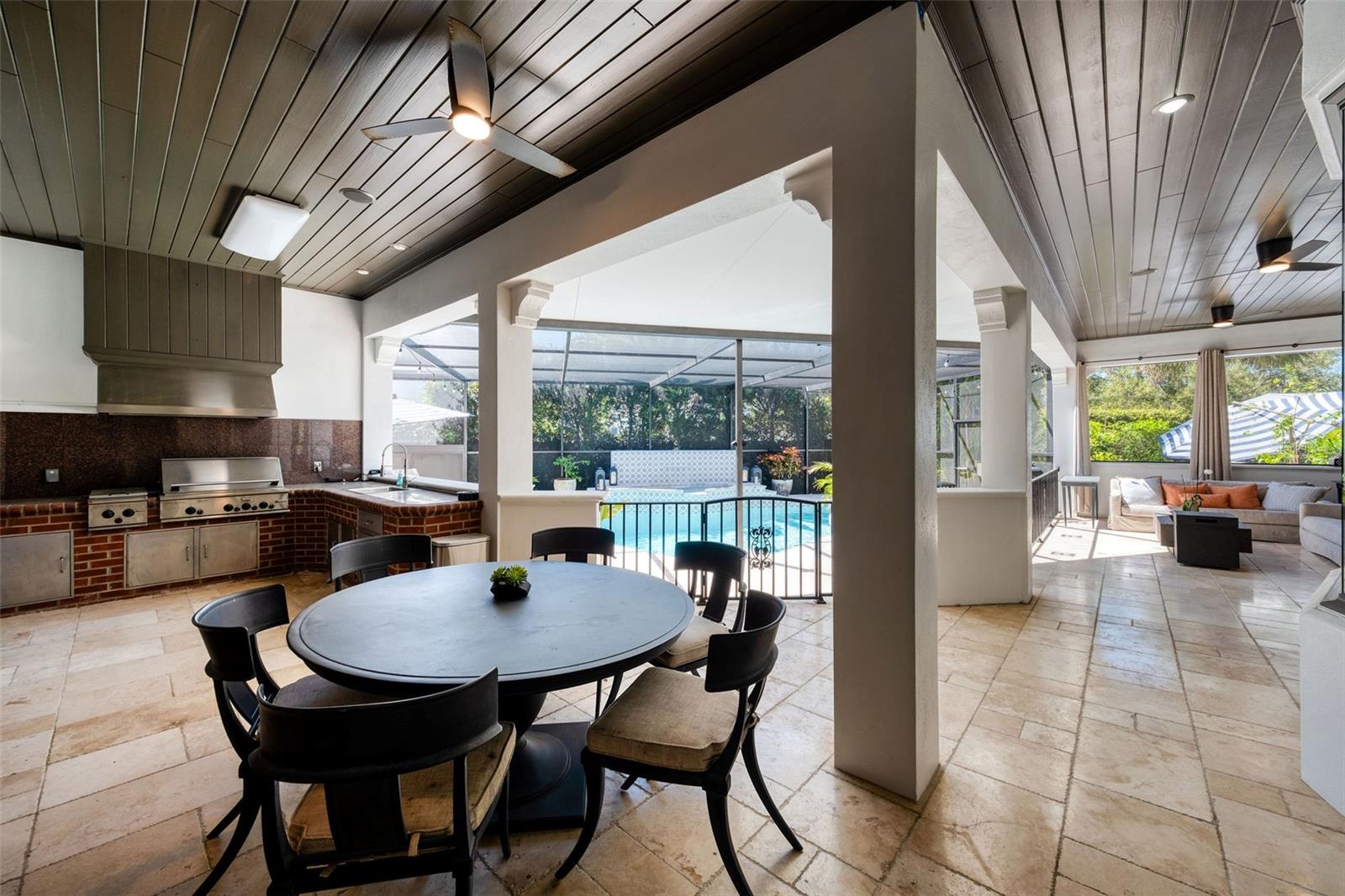 808 GOLFPARK DR