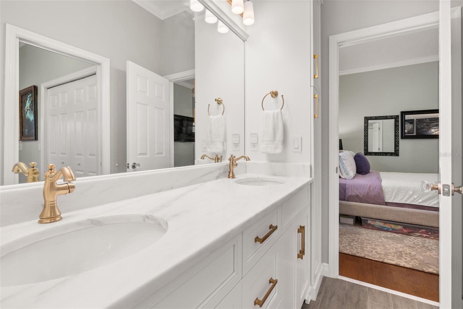 1003 OAK POND DR