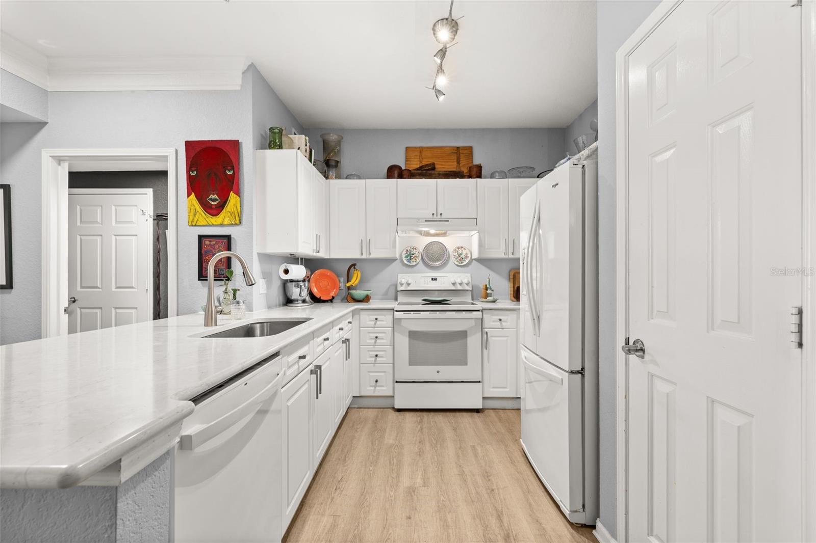 215 LONGVIEW AVE #104