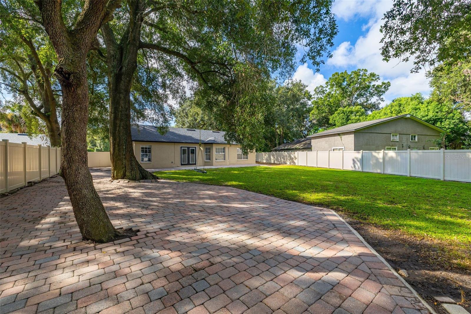 7918 LAKESIDE WOODS DR