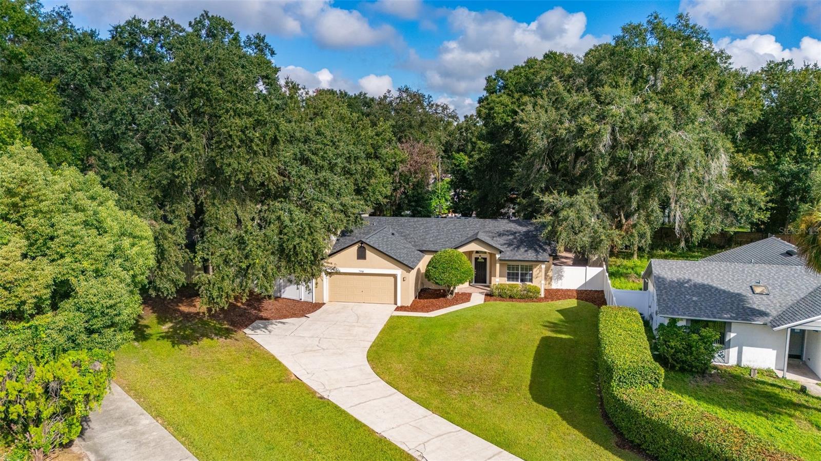 7918 LAKESIDE WOODS DR