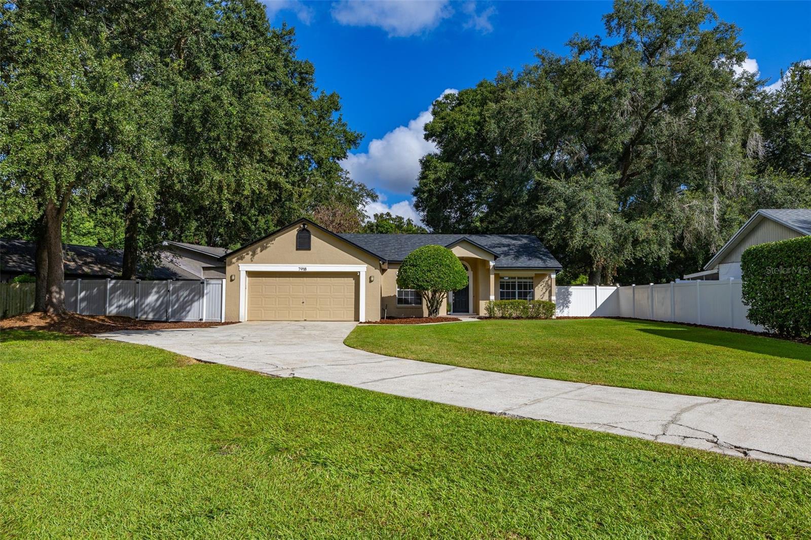 7918 LAKESIDE WOODS DR