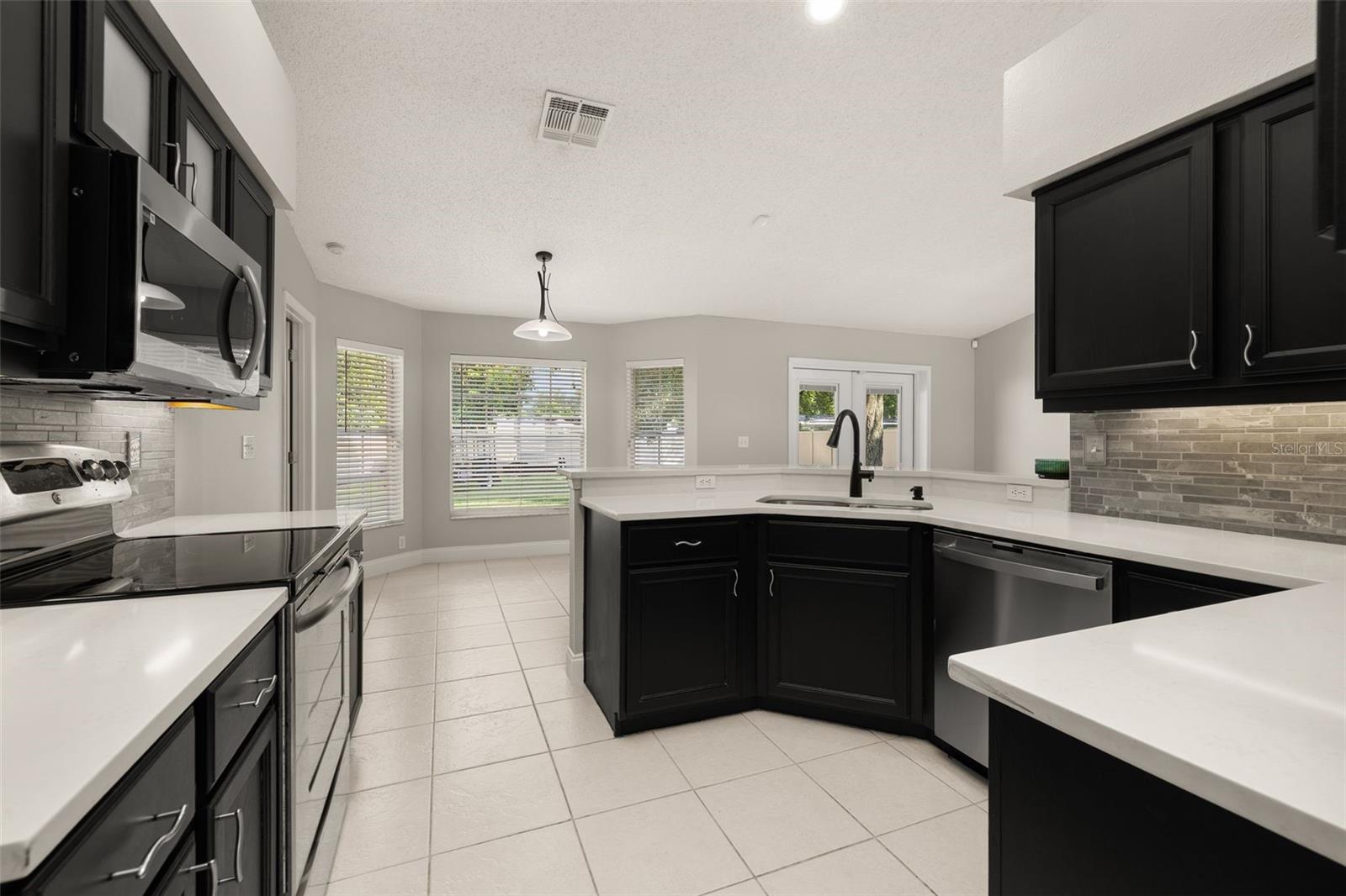 7918 LAKESIDE WOODS DR