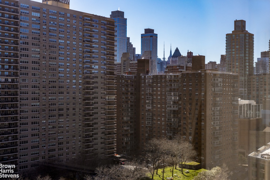 200 RIVERSIDE Boulevard 15I
