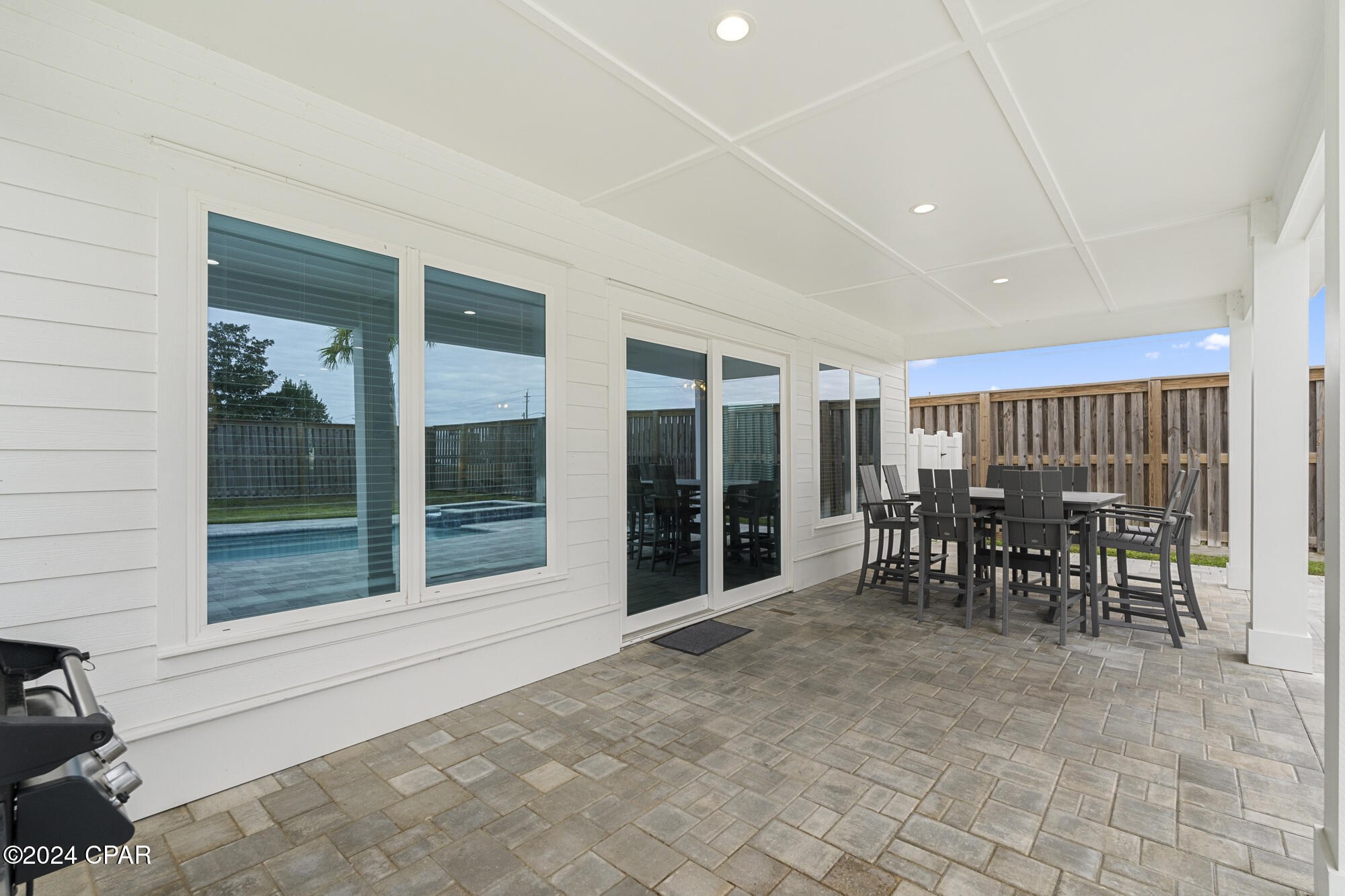 326 E Lakeshore Drive