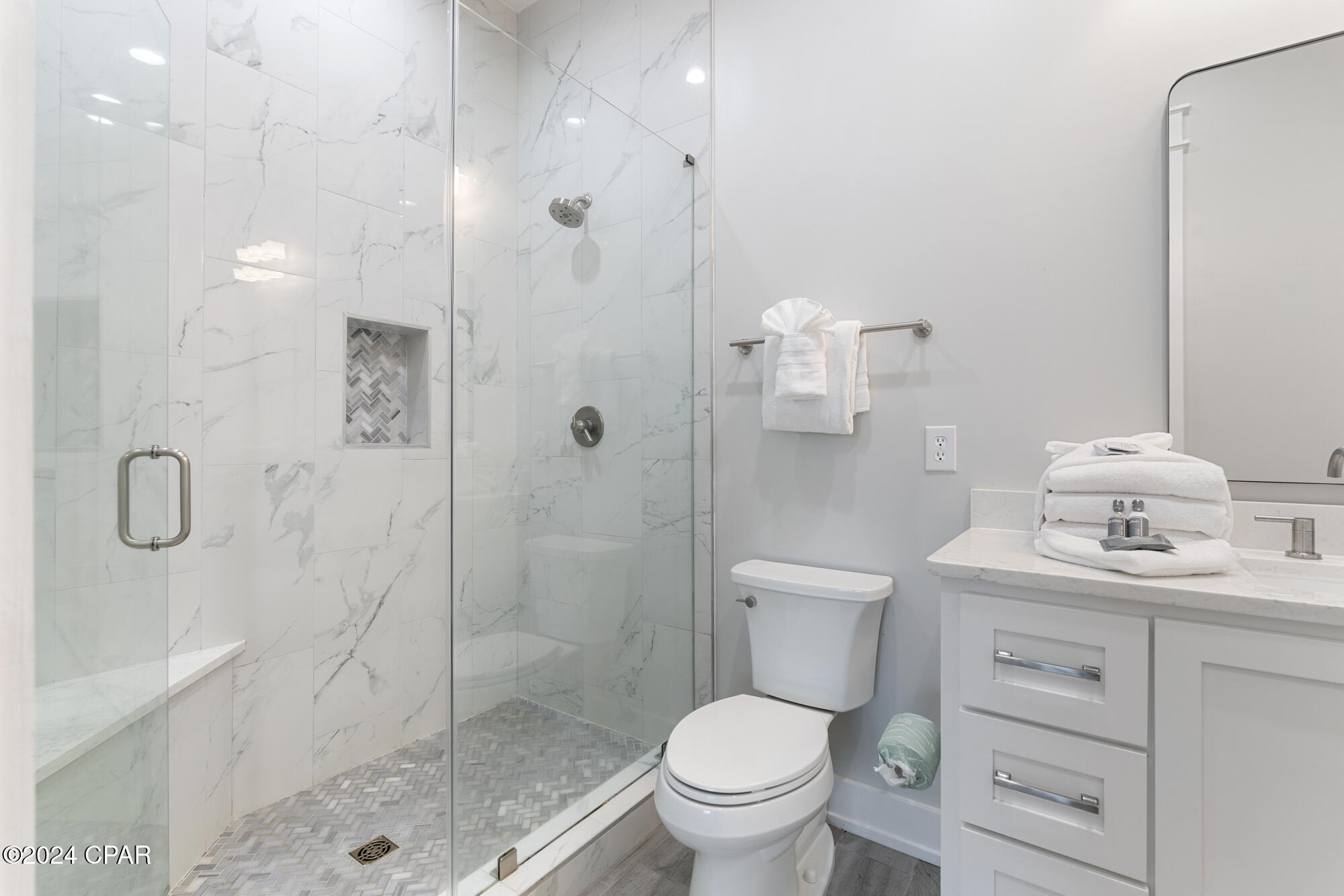 326 E Lakeshore Drive