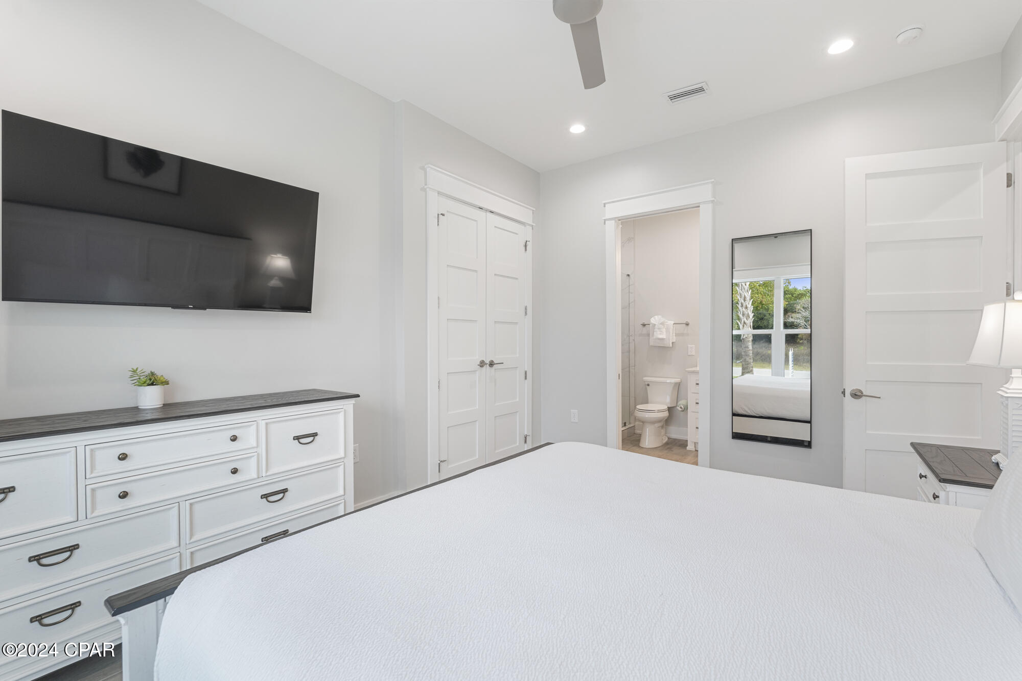 326 E Lakeshore Drive