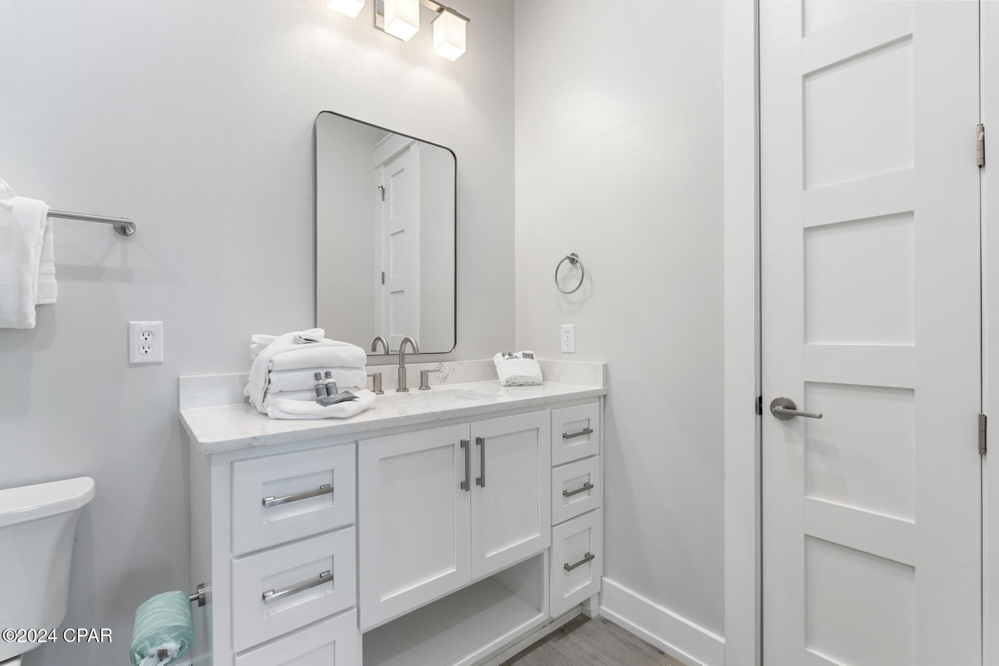 326 E Lakeshore Drive