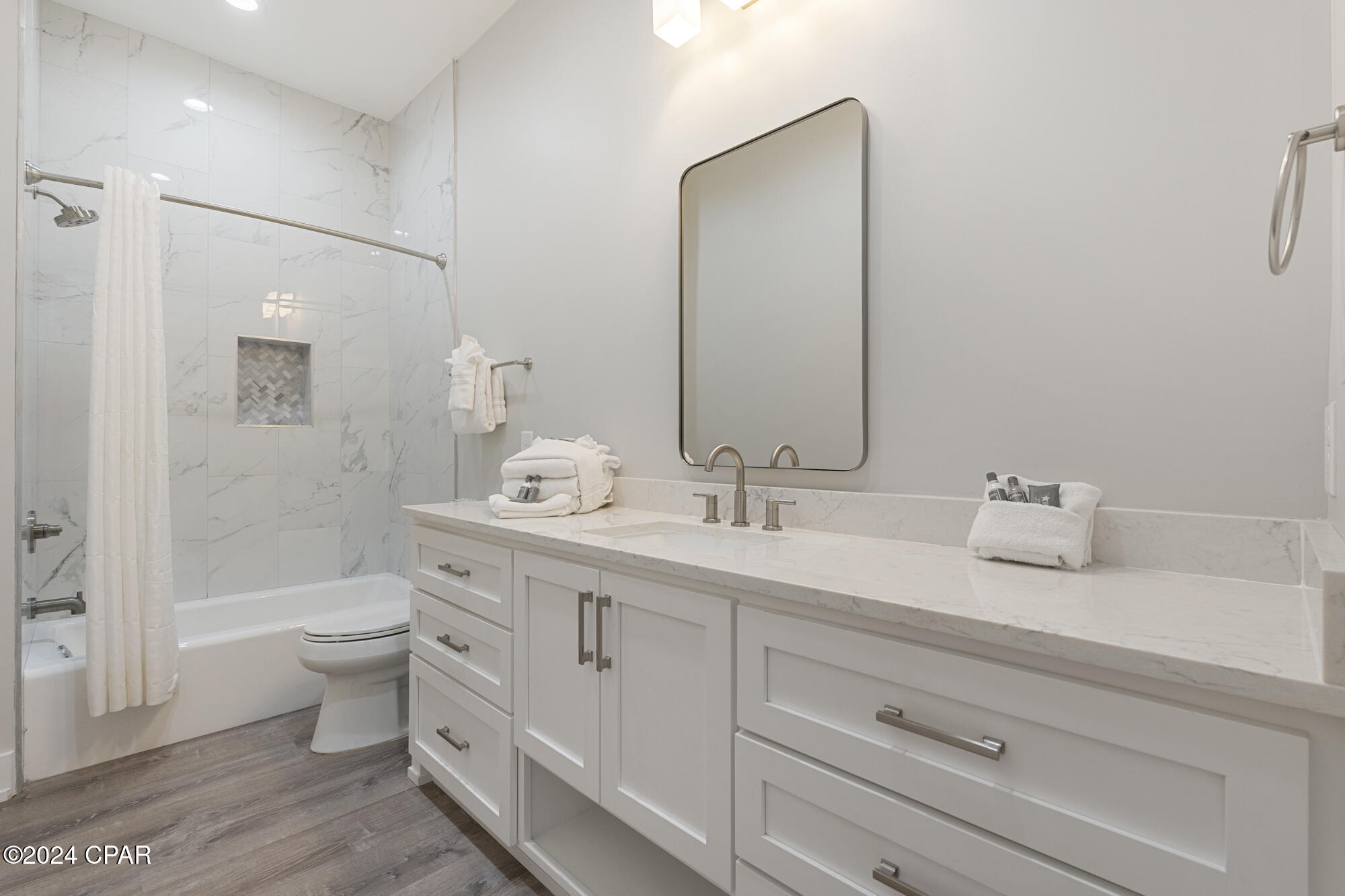 326 E Lakeshore Drive