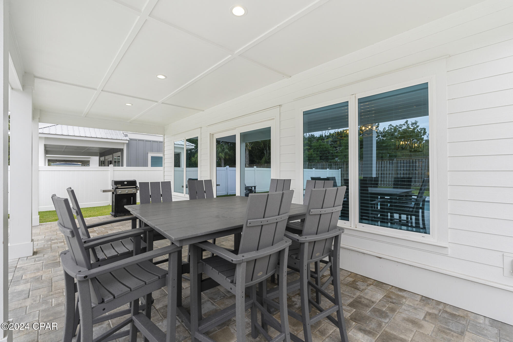 326 E Lakeshore Drive