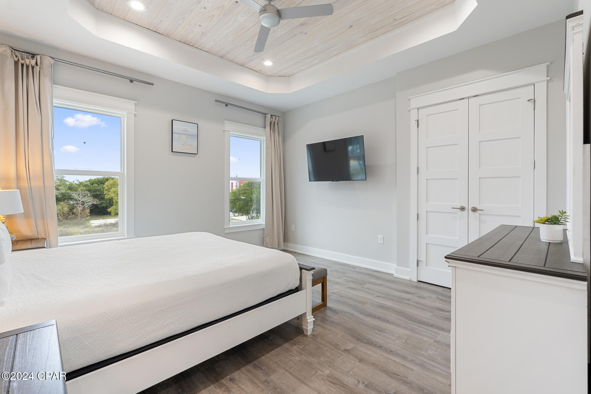 326 E Lakeshore Drive