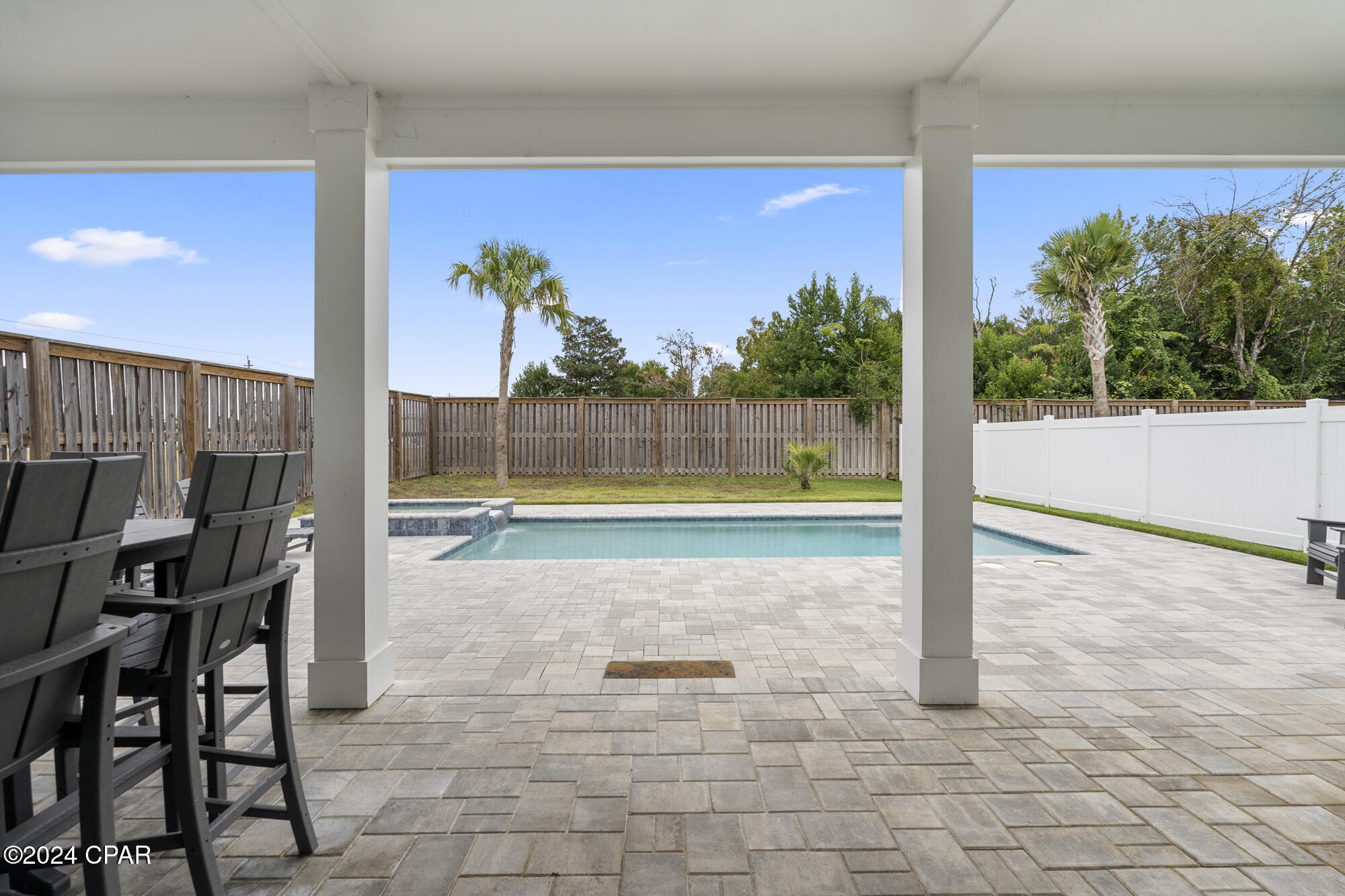 326 E Lakeshore Drive