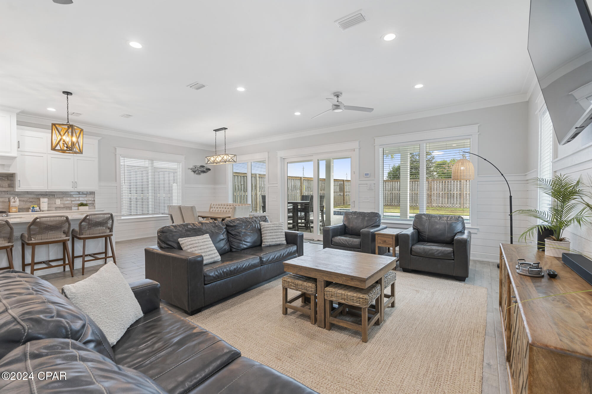 326 E Lakeshore Drive