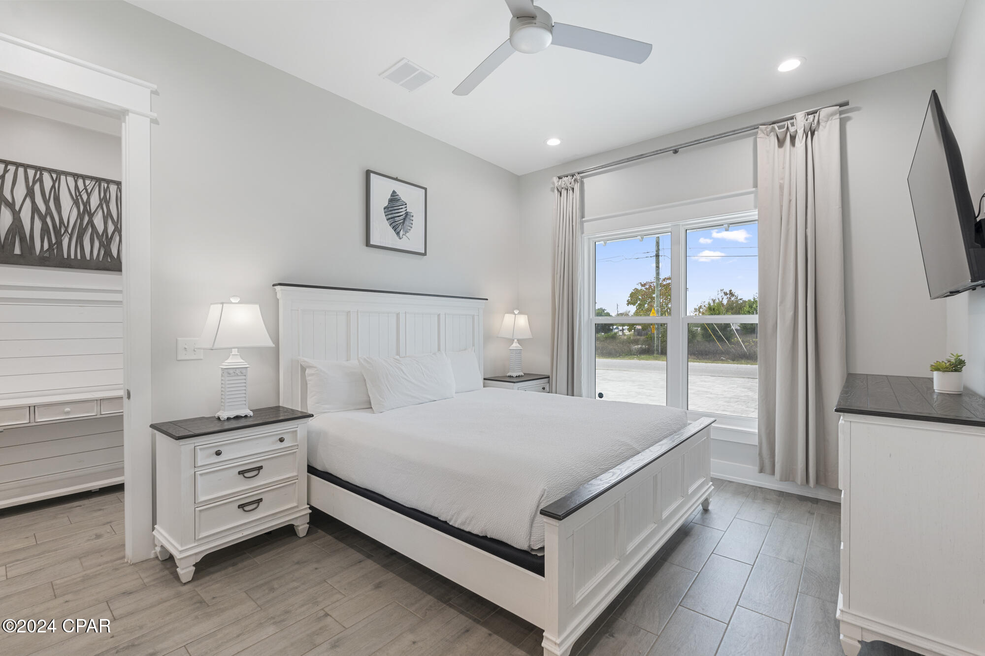 326 E Lakeshore Drive