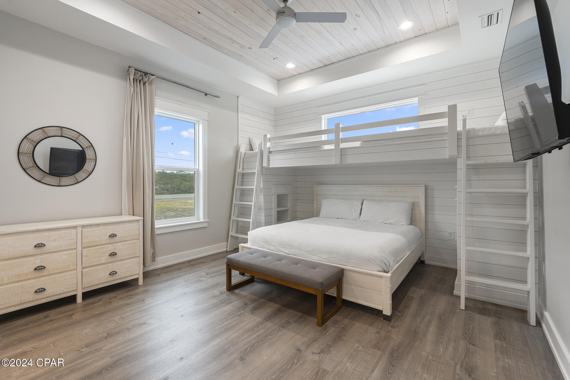 326 E Lakeshore Drive