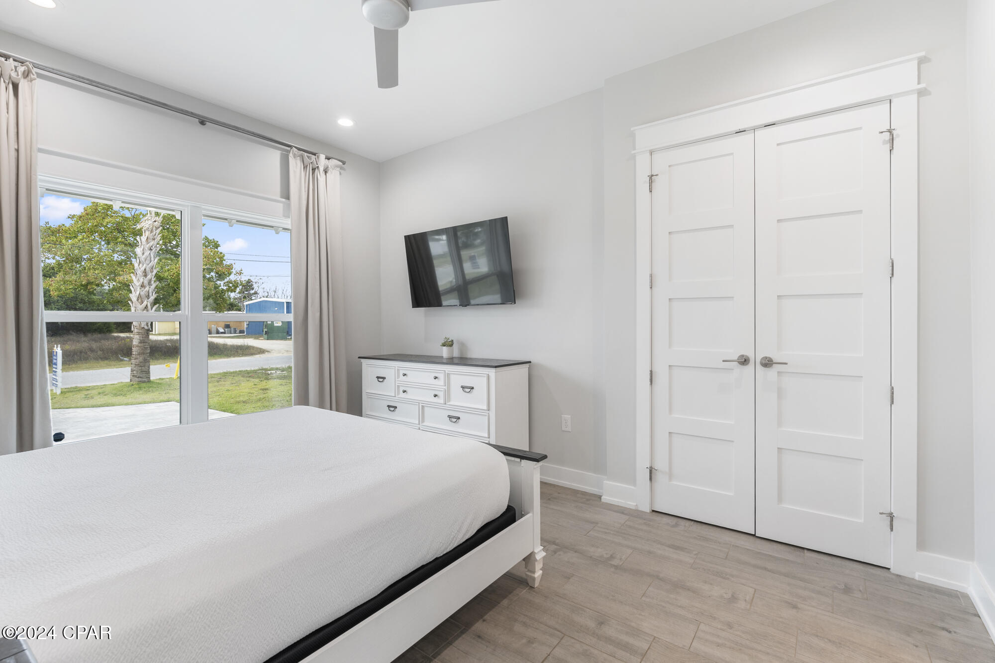 326 E Lakeshore Drive