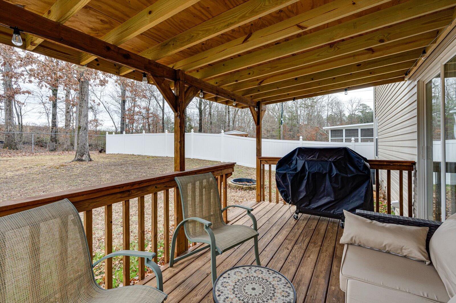 1466 Woodland Cove Drive NE
