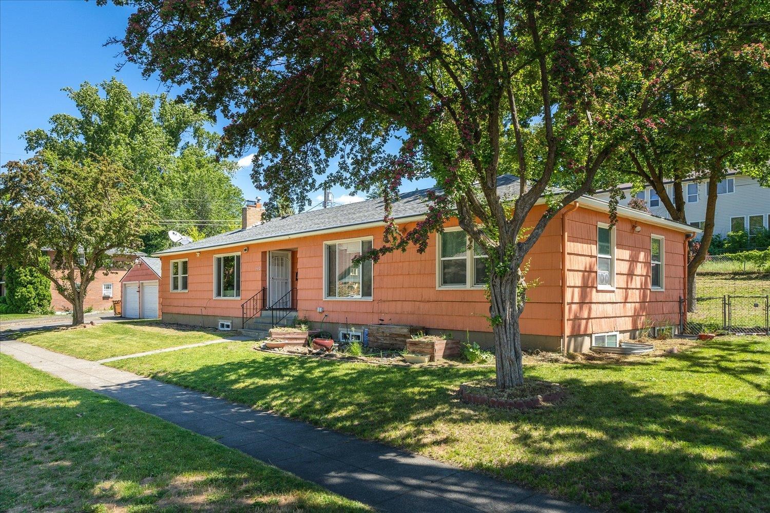 1117/1119 S WALNUT St