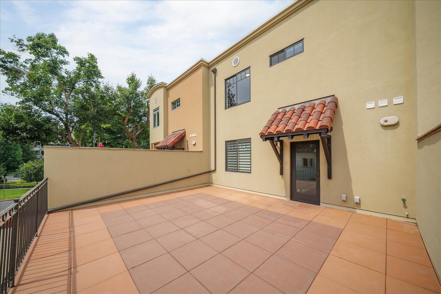 310 E 10 Ave