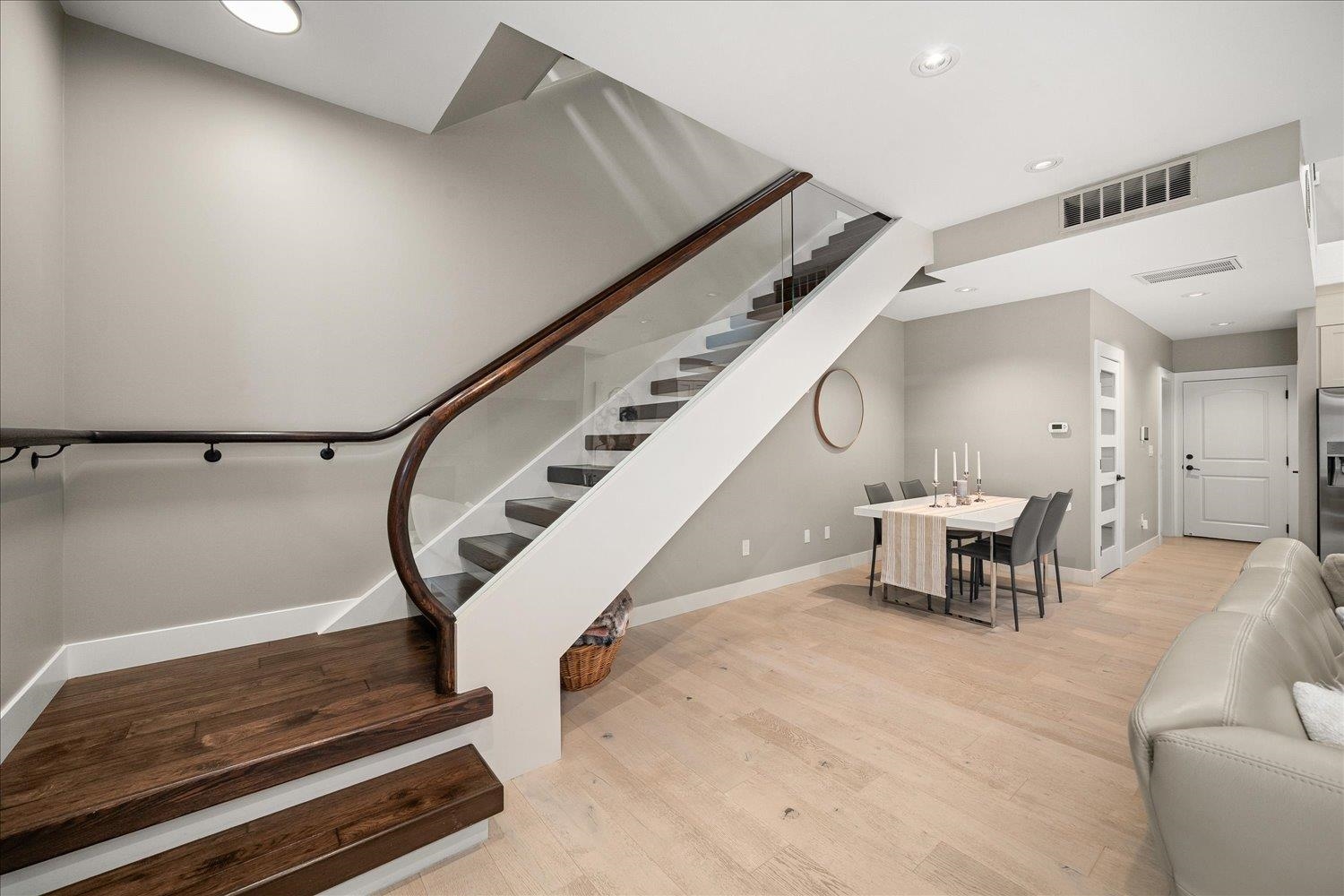 310 E 10 Ave