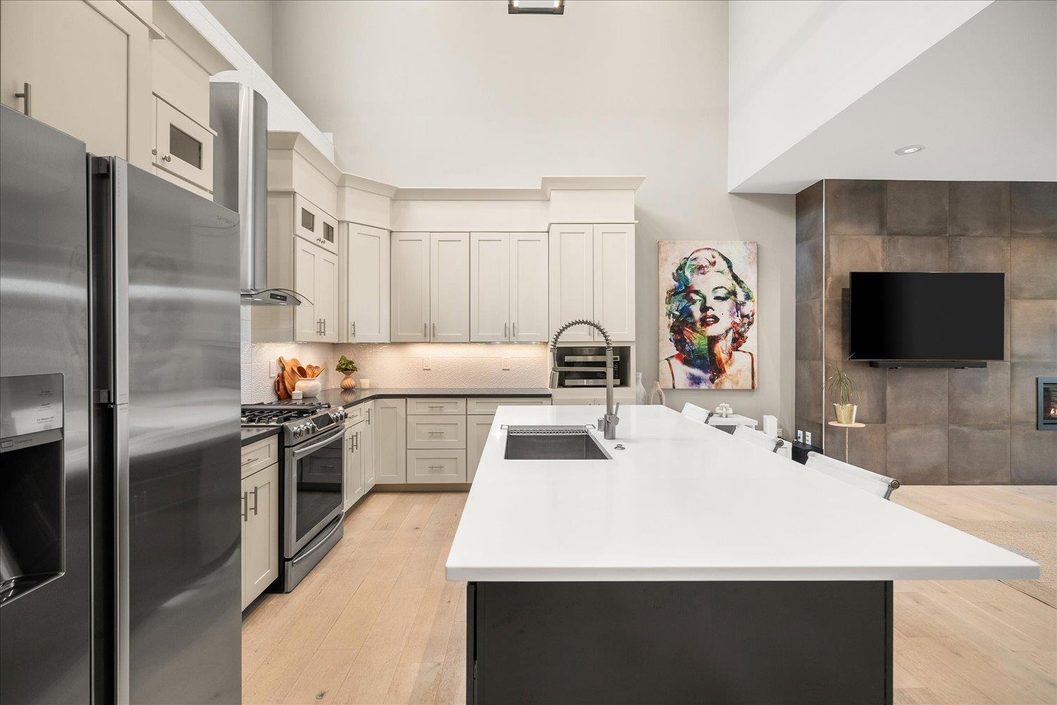 310 E 10 Ave