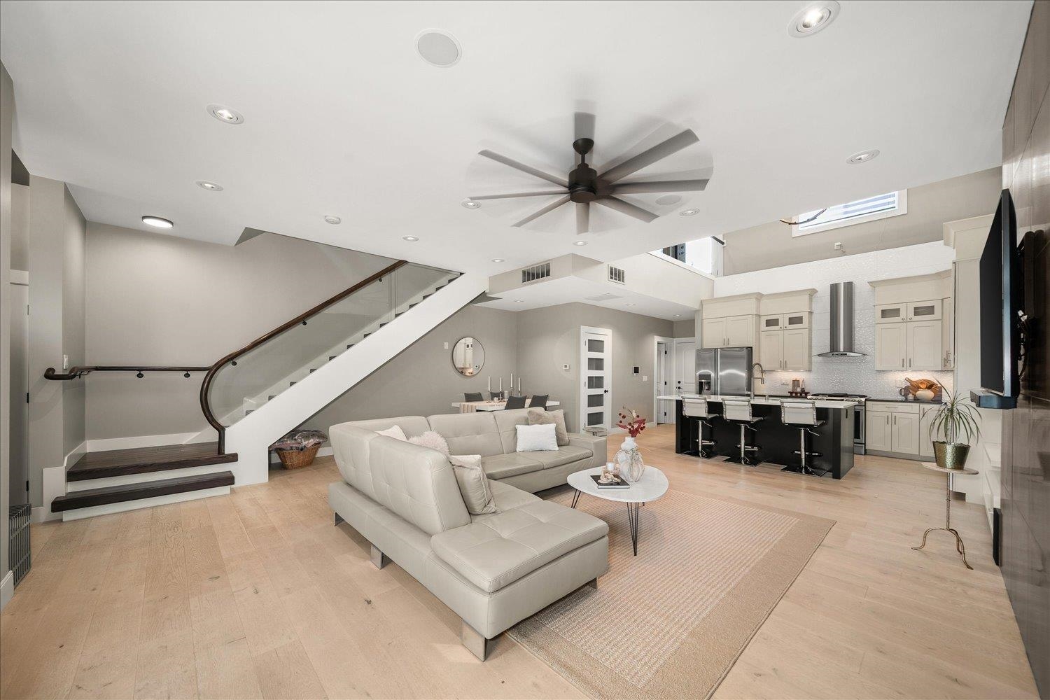 310 E 10 Ave