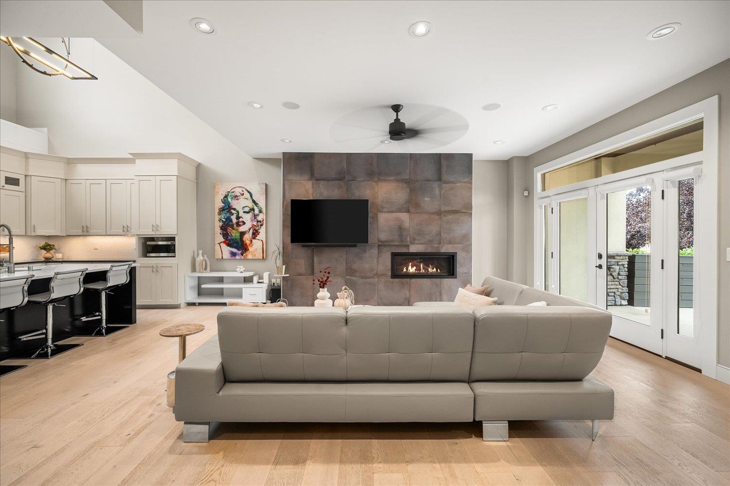 310 E 10 Ave
