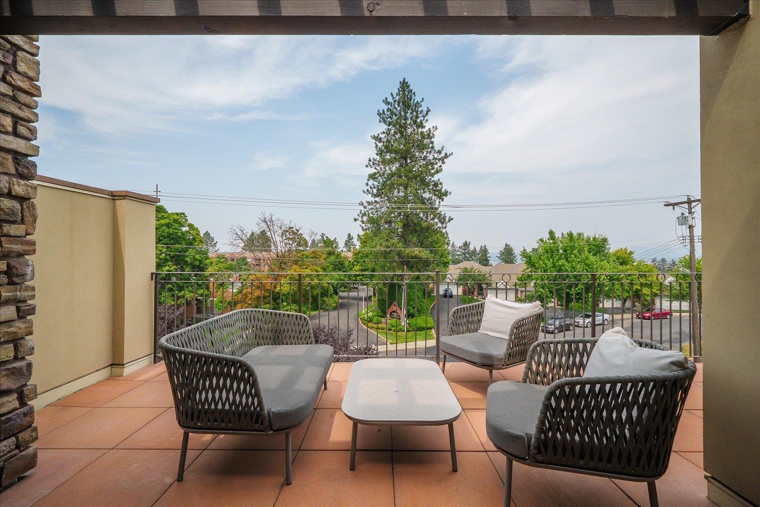 310 E 10 Ave