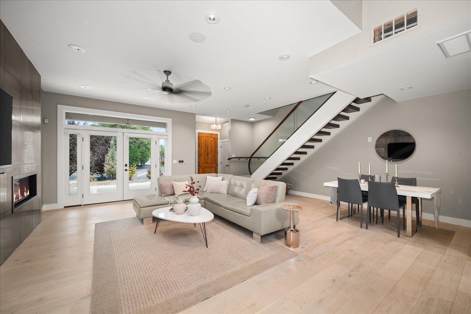 310 E 10 Ave