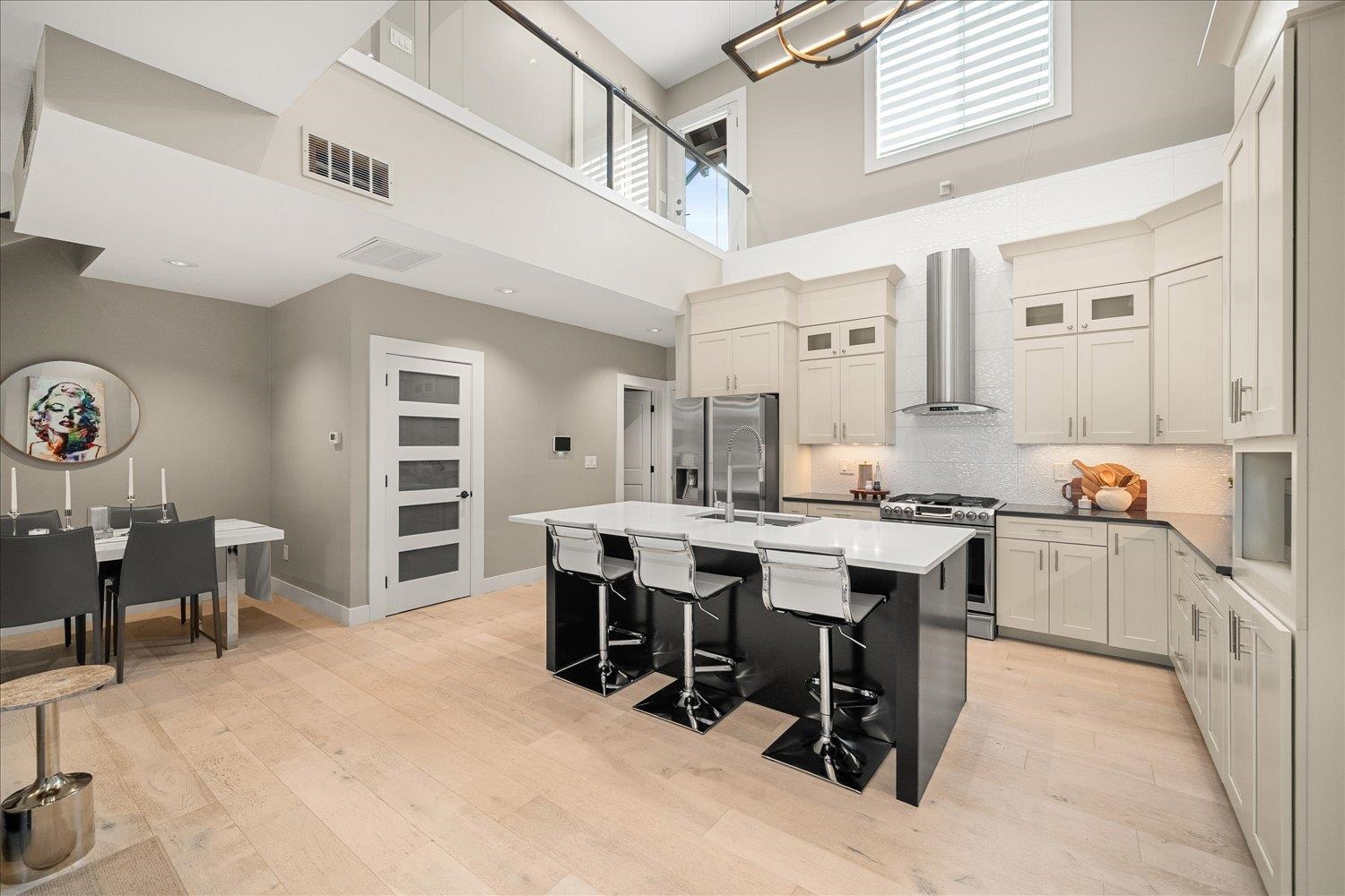 310 E 10 Ave