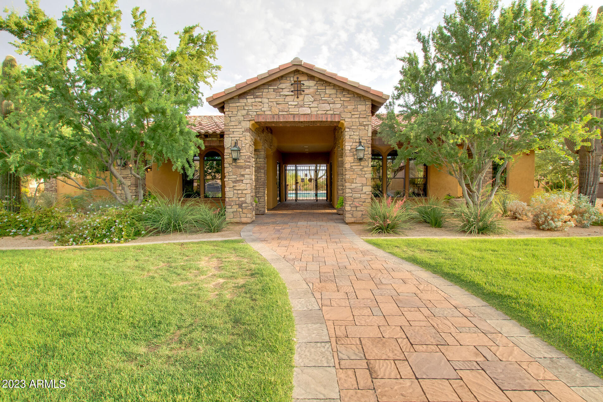 9049 E IVYGLEN Circle