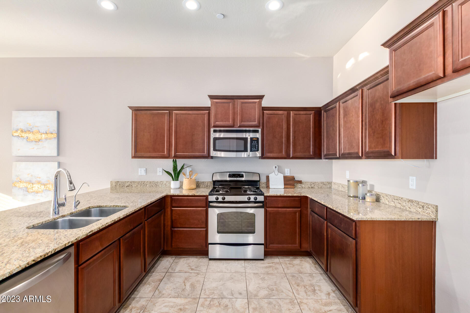 9049 E IVYGLEN Circle
