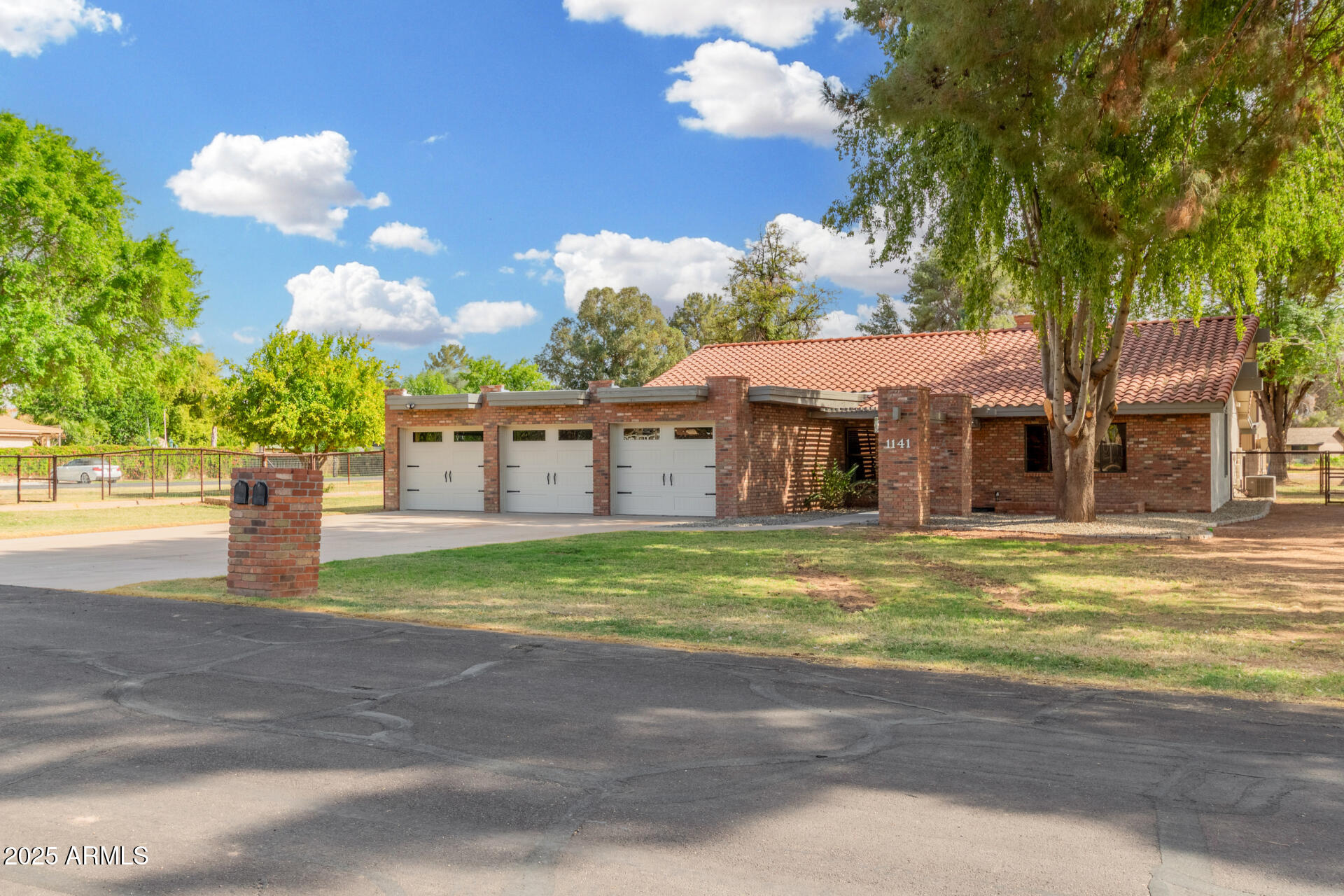 1141 E SAGEBRUSH Street