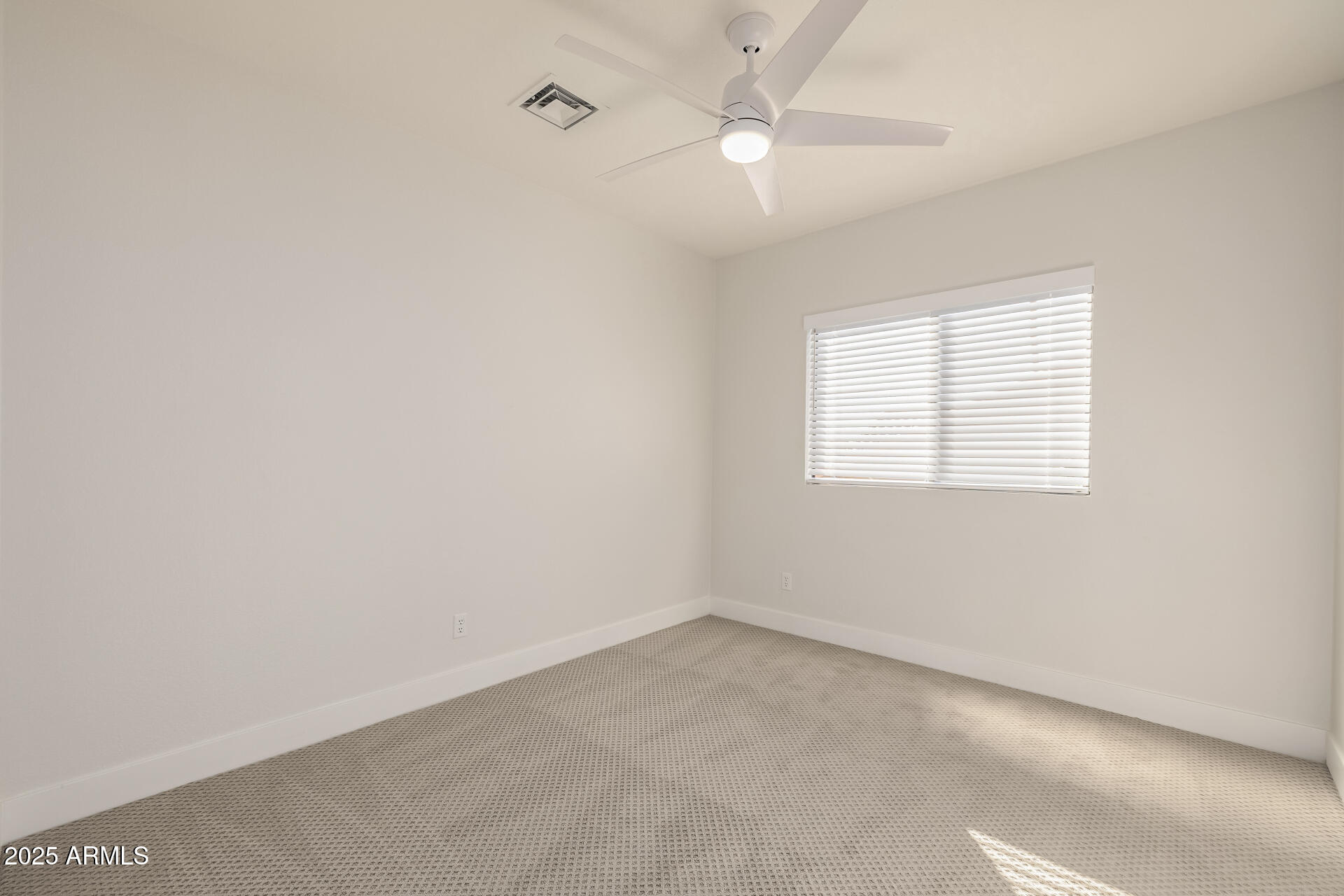 1526 W SEA HAZE Drive